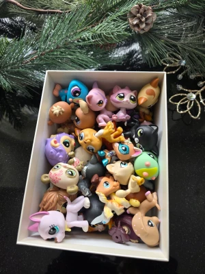 Littlest pet shop - Mystery littlest pet shop. Man får en slumpmässig lps som jag drar med slutna ögon för detta pris.  Om man önskar flera dragningar får man skriva till mig privat så kan jag lägga upp en till annons.