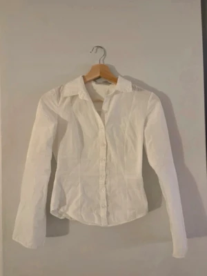Vit figursydd skjorta med knappar - Helt ny skjorta från bershka. Nypris 399