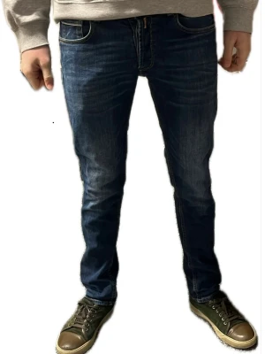 Mörkblå slim fit jeans - Snygga mörkblå slim fit jeans med klassisk femficksdesign och normal midja. Jeansen har en smal passform och är tillverkade i ett stretchigt denimtyg som sitter bekvämt. Perfekta för en avslappnad och trendig look.