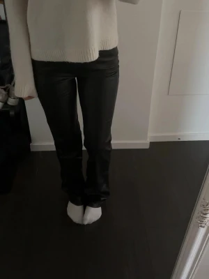 Svarta Skinnbyxor - Svarta högmidjade skinnbyxor från Bik Bok. Stl 34- känns som XS. Använda ca 3 gånger.