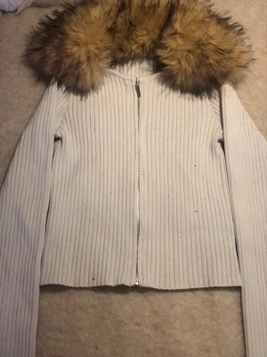 Zipup with fur - Vitt zipup med fur som man kan ta av om man vill, varm ock bra kvalitet köpte den från bershka