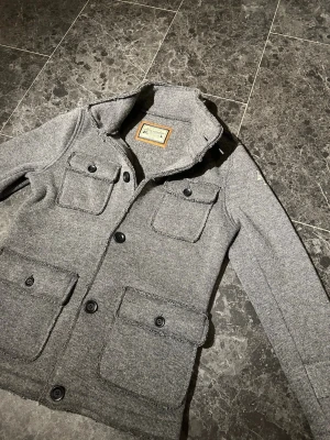 Grå overshirt från Abercrombie  - Snygg grå overshirt från Abercrombie & Fitch, jackan är i suveränt skick, storleken är S-M, perfekt nu inför våren! Bara att höra av sig vid eventuella frågor. 