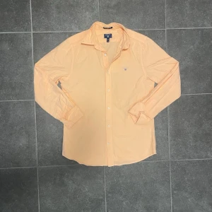 Aprikos färgad GANT skjorta   - Aprikos färgad GANT skjorta i storlek S.         Mycket bra skick 8/10.                                  Materialet är bomull                                             Hör av dig om intresserad, kan skicka fler bilder eller besvara frågor.🙌🤝