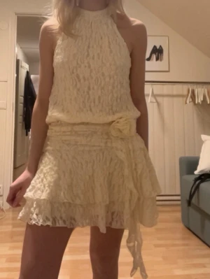 Vit klänning  - Jättesnygg cremevit klänning från Gina tricot som jag endast använt 1 gång, den är storlek M men jag brukar ha xs och den är lite stor på mig så skulle säga att S snarare är hur den passar😊