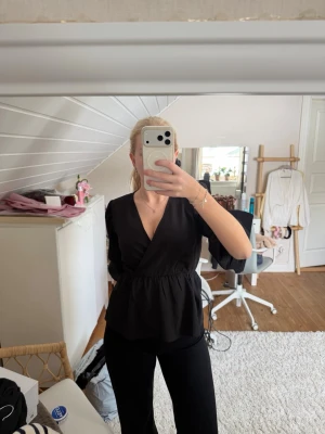 Only - Snygg svart omlottblus med markerad midja, använd fåtal gånger. Storlek S väldigt bra skick.