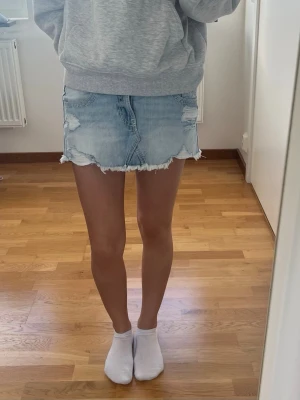 Lågmidjad kjol - Jätte snygg lågmidjad kjol från gina som knappt är använd!!❤️