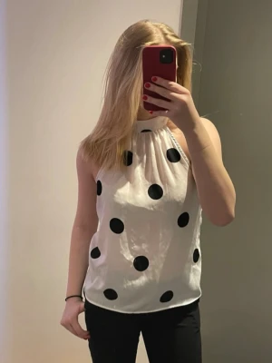 Prickig halterneck  - Söt halterneck topp med prickar från mohito! (Bilderna är screenade från mitt vinted konto, därav lite sämre kvalitet, bara att fråga om fler bilder)