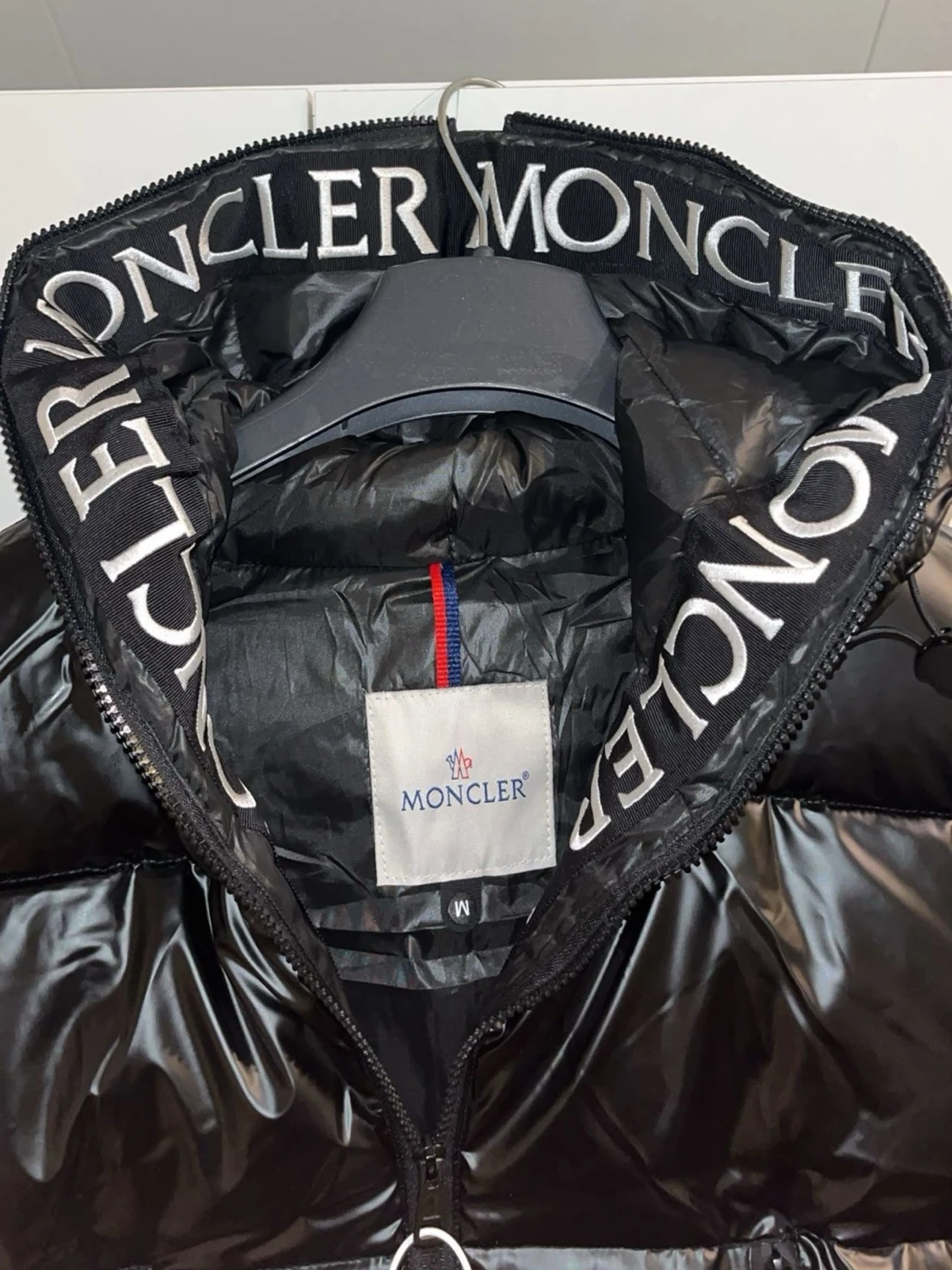 Svart dunväst med huva från Moncler - 1