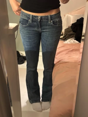 Blå bootcut jeans från Gina Tricot  - Bootcut jeans i blå denim från Gina Tricot, aldrig använda pga att jag råkade beställa en för liten strl. Nypris 500 kr💗