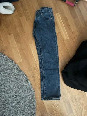Blå Levis 501 jeans - Säljer ett par blå jeans med rak passform. Levis 501 storlek 28 32