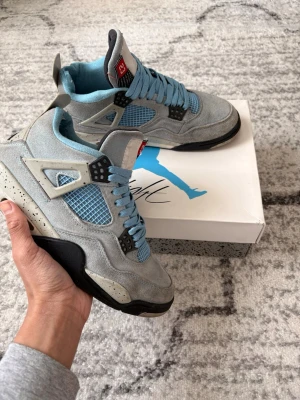 Jordan 4 university blue  - Säljer ett par Jordan 4 university blue i storlek 41 passar 41 i ett riktigt använt skick, original box kommer med men skorna är använda väldigt mycket därför är priset väldigt lågt. Kom gärna med funderingar och frågor!
