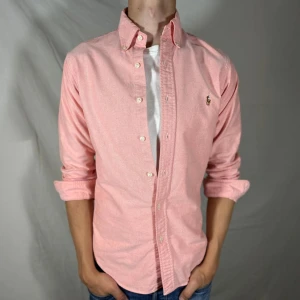 Ralph Lauren Skjorta - Hej säljer nu min fina Ralph Lauren skjorta i storlek S. Den är i ny skick och kommer vara super snygg vid skolstart. Nypris ca 1600kr!🍾🌊