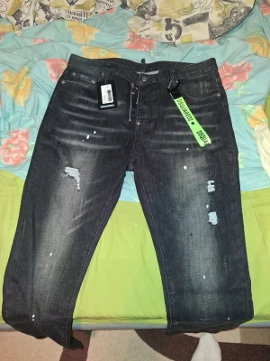 Svarta ripped jeans dsq2 - Feta dsq2 jeans. Nya och oanvända. Kan gå ner i pris vid snabb affär.