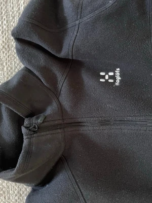 Svart fleecejacka från Haglöfs - Mjuk och varm svart fleecejacka från Haglöfs. Storlek XL men passar mindre! Perfekt nu till våren🤩