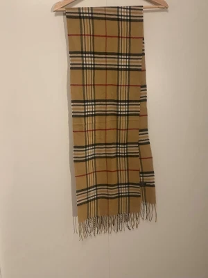  Burberry/scarf - Jätte bra skick, nästan helt oanvänd, super snygg