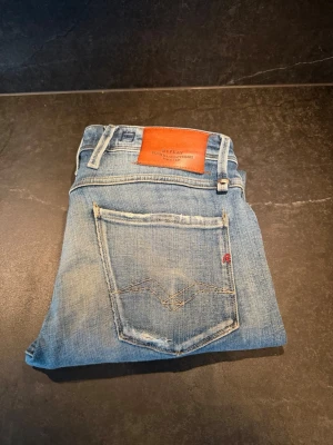 Ljusblå jeans från Replay - Hejsan! Jag säljer nu dessa riktigt feta jeans ifrån replay i storlek w30 l32! Modellen på bilden är ca 180 cm. Dem är i fint skick men har ett litet hål på knät! Hör av er om ni har frågor!😁