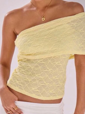 Gul offshoulder spets topp - Trendig gul offshoulder topp i spets med asymmetrisk skärning. Tunn och lätt, perfekt för varma dagar. Snygg att matcha med både jeans och kjol för en cool look.