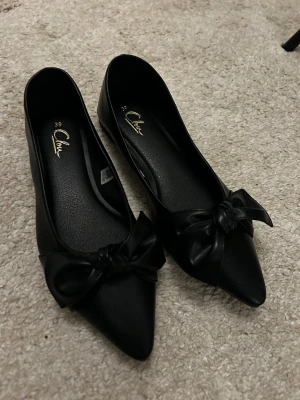Ballerina med rosett - Svarta ballerinaskor i storlek 39 men passar också 38 aldrig använda 