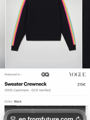 Svart cashmere-tröja med regnbågsränder - Pris kan diskuteras. Skriv vid intresse. Svart crewneck-tröja i 100% cashmere från From Future. Tröjan har långa ärmar med färgglada regnbågsränder längs axlarna och ärmarna. Enkel och stilren passform som sticker ut med sina färgdetaljer.