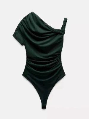 One shoulder body Zara - Säljer denna one shoulder body från Zara. Endast använd fåtal gånger och i super fint skick. Storlek S, passar M också. 240 kr + frakt! Vid fler frågor, etc skriv privat 🏄🏽‍♀️✌🏼🙏🏼💛🫰