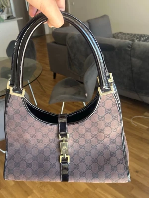 Gucci shoulder bag - Säljer denna exklusiva Gucci axelväskan. Köpt tidigt 2000 tal därav extremt sällsynt. Såklart 100% äkta. Skriv vid frågor eller fler bilder. Lämna bud!
