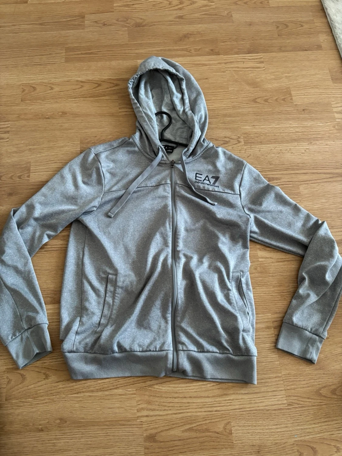 Grå hoodie från Emporio Armani EA7