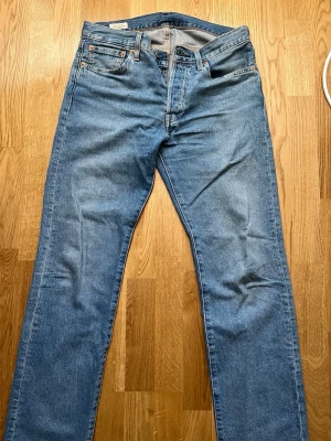 Levi’s 501 31/32 - Klassiska blåa jeans från Levi’s. Använts ett fåtal gånger och är iprincip i nyskick. Storlek 31/32