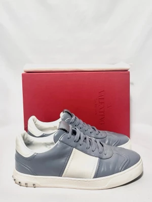 Valentino Flycrew Sneakers  - Valentino Flycrews i en väldigt fet och unik model! Nyskick, inga defekter. Storlek 39 men passar 40. Alla tillbehör medföljer. Kontakta mig för fler frågor och funderingar!