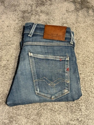 Replay Anbass Jeans - Ljusblåa Replay Anbass Jeans med feta fades||Skick 9/10||Modell Anbass||Storlek W28/L32||Skirv vid minsta intresse||