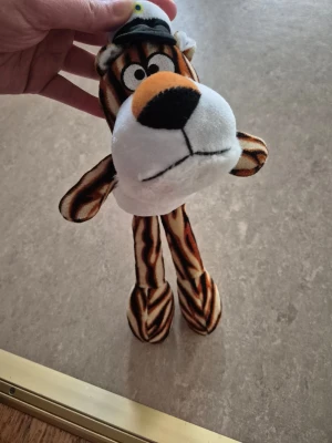Mjukistiger med studentmössa - Detta är en mjuk tigergosedjur för studentfirande, komplett med en liten studentmössa och ett blågult band för att hängas runt halsen.