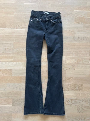 Svarta/ mörkgrå bootcut jeans - Använd fåtal gånger. Kom privat för bilder hur de sitter på💕