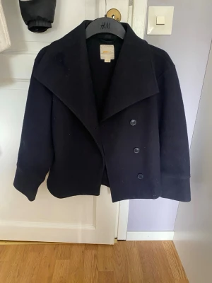 Kappa från Gina Tricot - Mörkblå kort kappa från Gina tricot Young. Strl 146/152. Passar XS. 