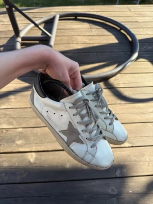 Golden goose skor - Säljer ett par sjukt feta golden goose skor. Dem är använda men fortfarande i bra skick. Storlek 41 men passar också 42. Frågor? Kom dm. Allt gott, mvh Noah
