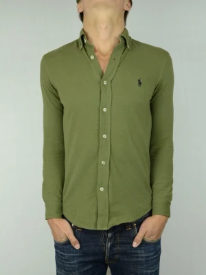 Ralph Lauren featherweight mesh skjorta  - POLO RALPH LAUREN FEATHERWEIGHT MESH SKJORTA Storlek : XS Passform : Normal / lite större Användning : Skjortan är i ett väldigt fint skick utan defekter Nypris : Cirka 1800SEK Modellen på bilden : 182CM och väger 74KG