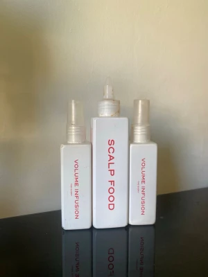 Scalp Food & Volume Infusion set - Säljer ett set med hårprodukter från The Every. Innehåller två flaskor Volume Infusion och en flaska Scalp Food. Alla flaskor är vita med röd text och har spray- eller pipettkork. Perfekt för dig som vill boosta volym och vårda hårbotten.