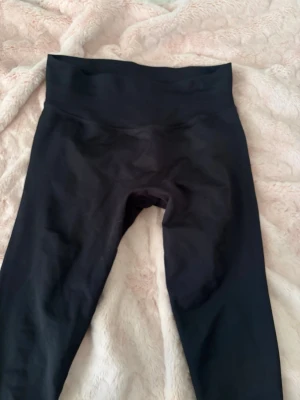 Svarta aura seamless thigts från reloade  - Svarta aura seamless leggings från reloade är som nya ända anmärkningen är att loggan gått bort i tvätten något 