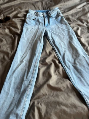 Jeans från carlings - Jeans från carlings egna märke, tyvärr försmå för mig. Strl 26/36 så långa i benen för att ha till klackar jag var i strl 36 när jag kunde ha dom och är 163cm lång. Använda 2 gånger endast aldrig tvättade 
