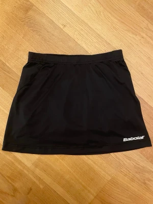 Tenniskjol - Tenniskjol från Babolat. Storlek 10-12 år. Använd men i bra skick. 