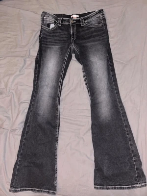 Low waist bootcut jeans med glitterdetalj - Coola gråsvarta bootcut jeans med vita kontrastsömmar.   Från gina young+   Storlek L Tall.  