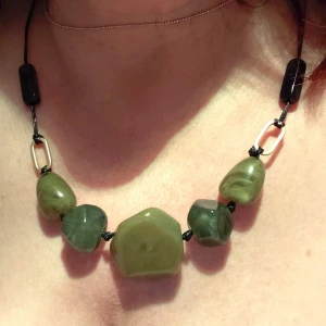 Bohemiskt halsband  - Bohemiskt halsband med blå stenar som är justerbart.  Material ABS. Storlek 46-55 cm. Ej använt.