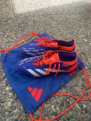 Adidas predator elite  - Säljer nu mina fotbollsskor pga att jag köpt nya och att de inte används, det är storlek 46 men passar perfekt för mig och jag har 43-43,5 i vanliga skor, vid fler frågor så kan ni höra av er 