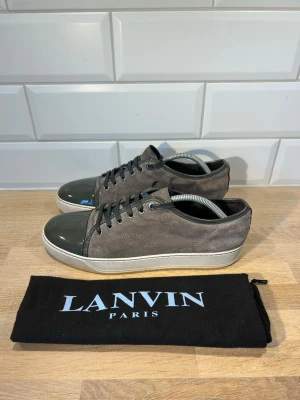 Lanvin Skor - Lanvins i mycket bra skick med nya snören | Storlek: uk9 = 43 passar 44 | Ingår: Dust bag | Vid frågor eller diskussion om pris är det bara att skriva✍🏼| Frakt inom 48h📦
