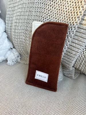 Bruna solglasögon från Emelo - Snyggt solglasögonfodral från Emelo. Kommer i ett mjukt fodral i brun sammet med vit Emelo-logga. Perfekt accessoar för att lyfta din stil.