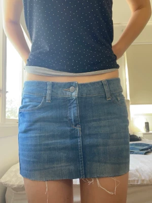 Mini jeanskjol vintage - Mini jeanskjol ifrån Esprit i storlek S! Mått: 37cm rakt över midjan och 26cm lång!!