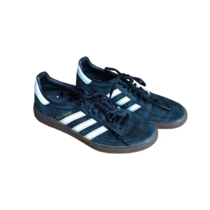 Adidas Handball Special sneakers, svart/vit - Svarta Adidas Handball Special! I mocka och med brun nederkant (Obs! Skorna är i använt skick)