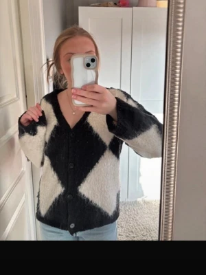 Svart vit stickad kofta från monki - Säljer denna kofta i andra hand då jag köpt den på Vinted. SÄLJER ÄVEN DEN PÅ VINTED. Jag får den inte till användning och tycker inte om mönstret eller färgvalet så försöker sälja vidare den.  Nypris är ca 700kr