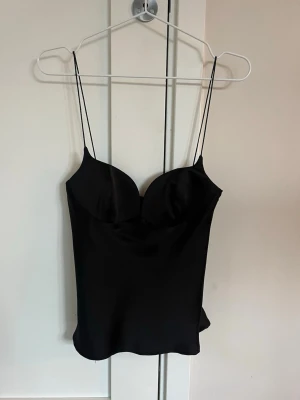 Svart topp, Zara - Säljer en snygg svart topp från Zara!💗🌸