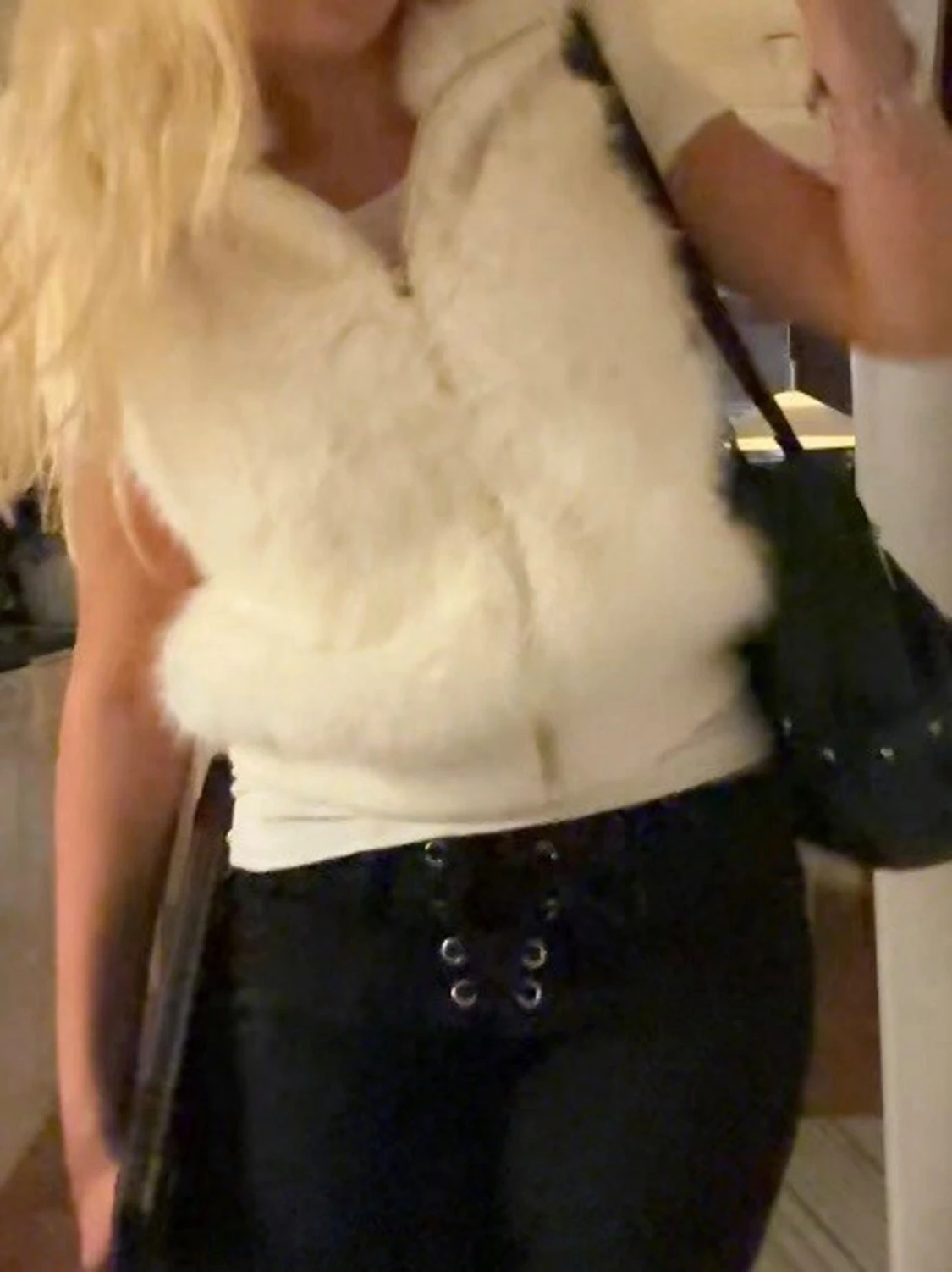 Vit fluffig pälsväst med dragkedja - 2