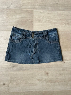 Blå Y2K Mini Skirt Angels Jeanskjol Embroidery Storlek XL - Mycket fin kjol i blå färg. Kjolen är i mycket bra skick och sparsamt använda. |  Äkta som allt annat jag säljer! ✅ |  Storlek: XL / 42 | Skick: Mycket Bra Skick - har tyvärr en liten fläck under gylfen (SE SISTA BILD)| Färg: Blå | Märke: Angels | Modell: Kjol |   Hör gärna av dig vid frågor så svarar jag så fort jag kan! 😁 |  (SKU - 151)