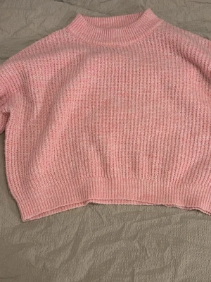Paket pris - 3 stickade plagg - Säljer en söt rosa stickad tröja med lite croppad passform. Tröjan har hög halsringning och breda muddar vid ärmslut och nederkant. En blå liknande stickad tröja med lite balongärmar och vanlig passform. Även en svart stickad öppen kofta utan knappar. Du köper alla tre tröjor för ett paket pris - 250 kr för alla tre tröjor. Inte separat.